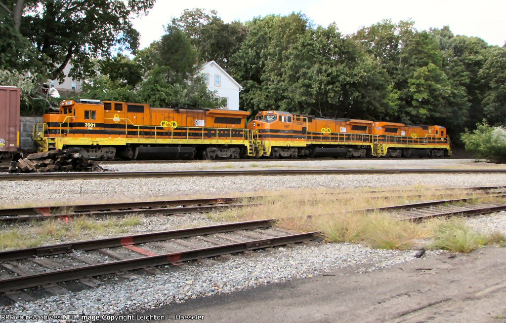 PW 3904 leading north (right)
